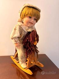 bambola di Porcellana con cavaluccio a dondolo