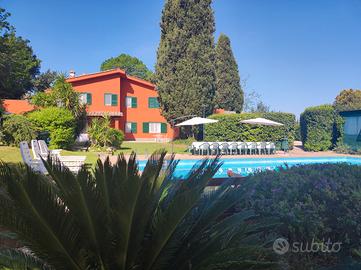 Giardino con piscina in villa per feste ed eventi