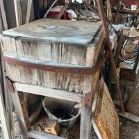 Antico ceppo da macellaio in legno massello