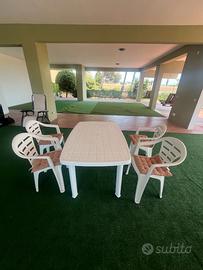 Tavolo e 4 sedie impilabili zona Casalotti