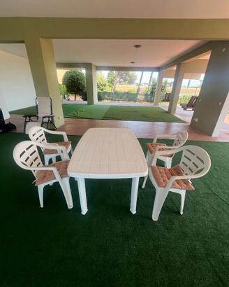 Tavolo e 4 sedie impilabili zona Casalotti