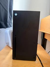 Xbox Series X con cavo e opzionalmente due control