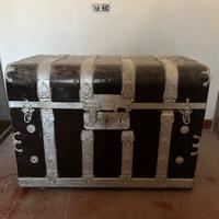 Raro e antichissimo baule /forziere bombato