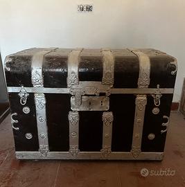 Raro e antichissimo baule /forziere bombato