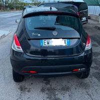 LANCIA Y ELEFANTINO – METANO/BENZINA – IN BUONE CO