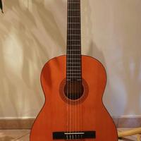 Chitarra Classica Yamaha più poggia chitarra