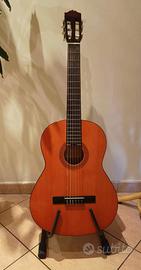 Chitarra Classica Yamaha più poggia chitarra