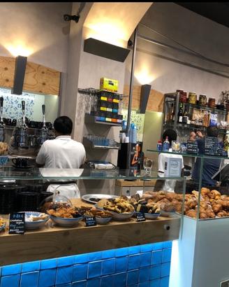 Bar con cucina professionale