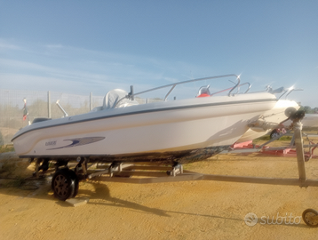 Barca a motore modello Ranieri Shark 17