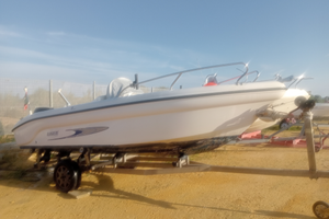 Barca a motore modello Ranieri Shark 17