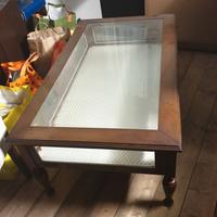 Tavolino basso con vetrinetta e sportello