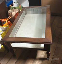 Tavolino basso con vetrinetta e sportello