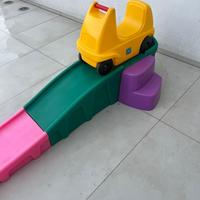 Gioco per bimbi con pendenza e scivolo