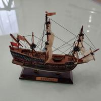 Modellino navale Revenge