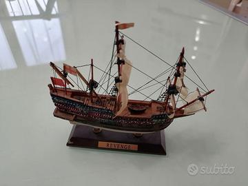 Modellino navale Revenge