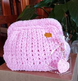 clutch in ciniglia foderata all' interno 