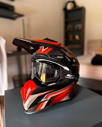 Casco con occhiali