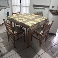 Tavola quadrato con quattro sedie