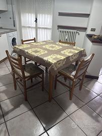 Tavola quadrato con quattro sedie