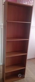 Libreria in legno con cinque ripiani