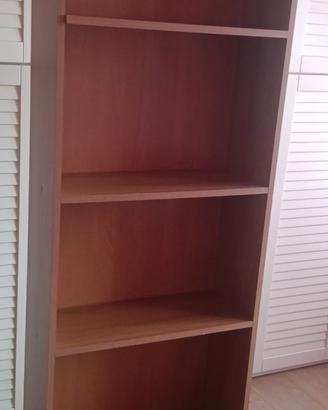 Libreria in legno con cinque ripiani