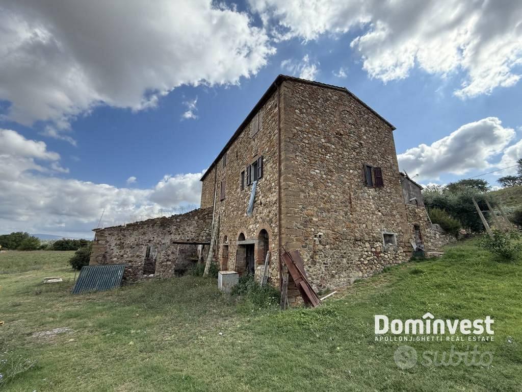 Rustico / Casale di 700 m² con più di 5 locali a M - Altro