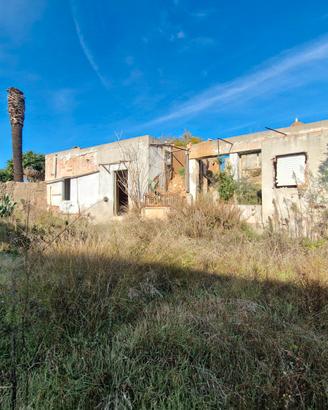 Rudere su ampio lotto di circa 680mq