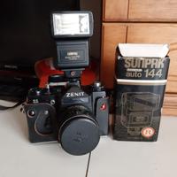 Macchina fotografica Zenit con flash e custodia