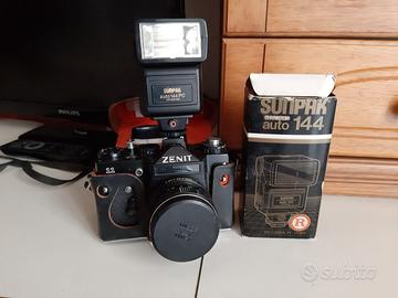 Macchina fotografica Zenit con flash e custodia