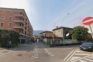 Como bilocale con posto auto libero subito