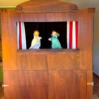 Teatrino per marionette con pupazzi artigianali