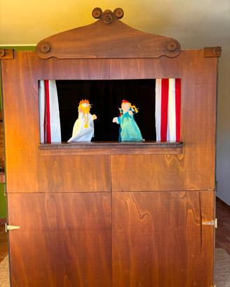 Teatrino per marionette con pupazzi artigianali