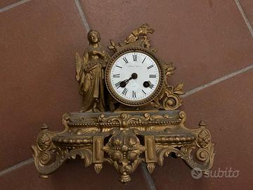 Orologio da camino francese in bronzo dorato