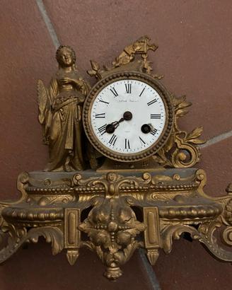 Orologio da camino francese in bronzo dorato