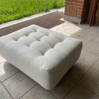 Poggia piedi con ruote senza fodera .