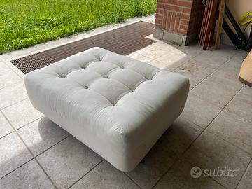 Poggia piedi con ruote senza fodera .