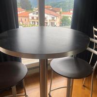 Tavolo da bar con sedie