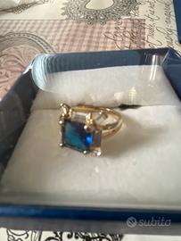 Anello con zaffiro blu