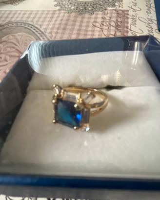 Anello con zaffiro blu