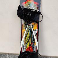 Tavola da snowboard con attacchi sacca e scarponi