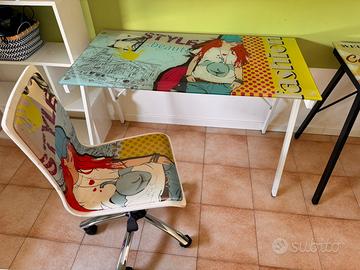 Scrivania e sedia girevole.