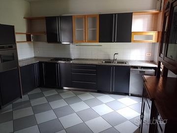 Ampia cucina moderna marca Poggenpohl