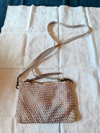 borsa in pelle colore violetto chiaro