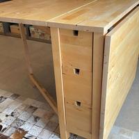 Tavolo pieghevole in legno con cassetti