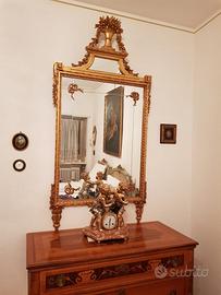 Specchio in stile neoclassico