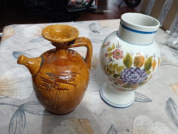 vasetto e un versatoio in ceramica xx secolo
