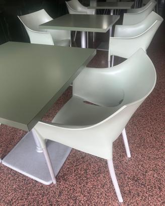 Tavoli bar con sedie