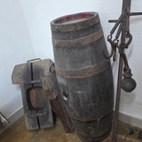 botte macina antica e bilancia d epoca 