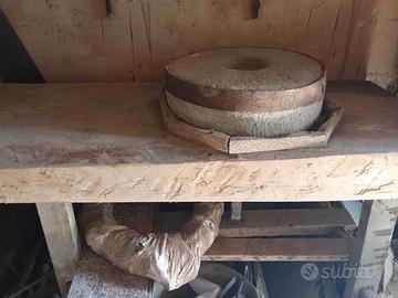 Mulino antico con macine in pietra