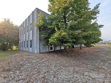 Capannone situato nel polo industriale di Scarmagn